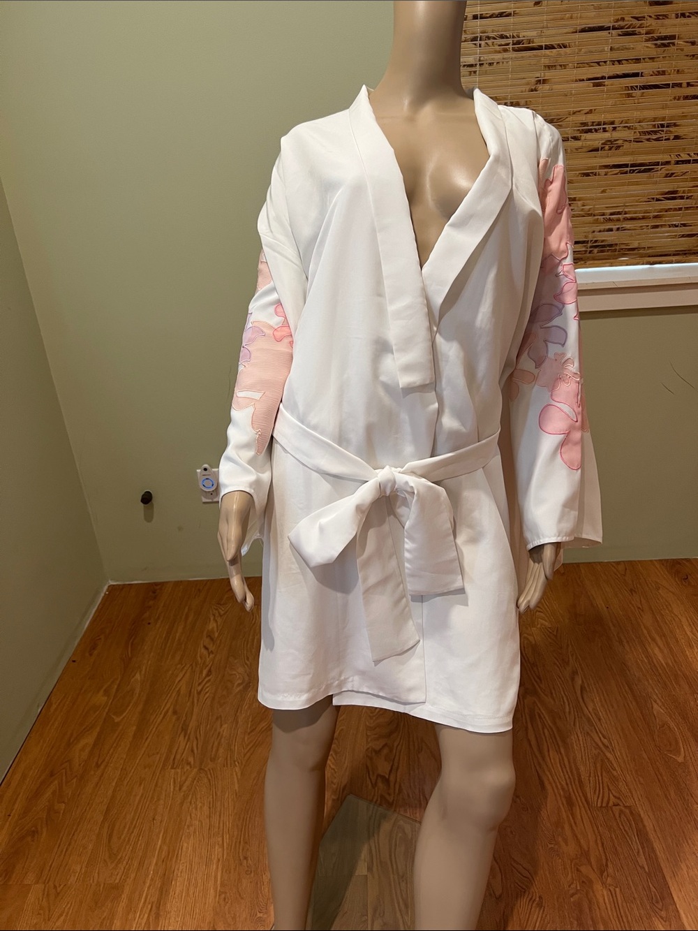 La Senza Women's White Satin Robe with Pink Floral Appliqués Size L